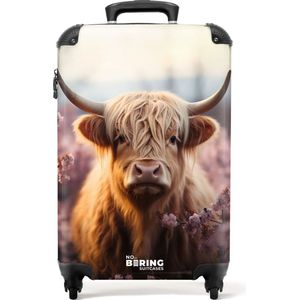NoBoringSuitcases.com® - Handbagage koffer lichtgewicht - Reiskoffer trolley - Schotse hooglander met roze bloemen - Rolkoffer met wieltjes - Past binnen 55x40x20 en 55x35x25