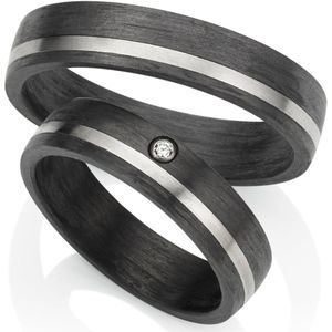 Ring van carbon met een strakke titanium lijn met 1 briljant