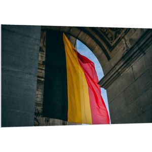 Forex - Duitse Vlag bij Gebouw - 120x80cm Foto op Forex