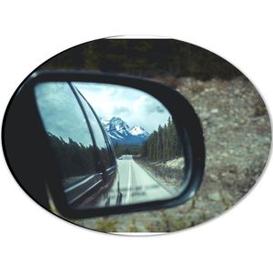 WallClassics - Dibond Ovaal - Uitzicht op Besneeuwde Bergen in Autospiegel - 28x21 cm Foto op Ovaal (Met Ophangsysteem)