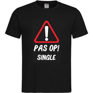 T-shirt Unisex Volwassenen Grappig Tekst ""PAS OP! single"" Op Voorkant | korte mouw | Zwart/wit/rood | maat M