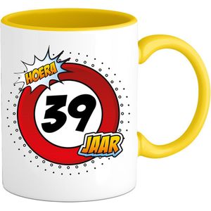 39 Jaar Verkeersbord Mok met tekst | Grappig Verjaardag Beker Cadeau | Bedrukte Koffie en Thee Mokken | Zwart | 330 ML