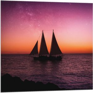 WallClassics - Vlag - Groot Zeilschip bij Ondergaande Zon en Paarskleurige Lucht - 80x80 cm Foto op Polyester Vlag