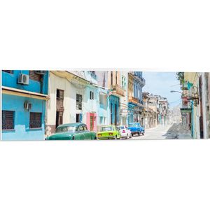PVC Schuimplaat - Gekleurde Geparkeerde Auto's in Kleurrijke Straat - Cuba - 90x30 cm Foto op PVC Schuimplaat (Met Ophangsysteem)