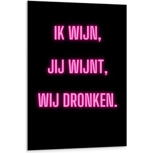 Forex - Tekst: ''Ik Wijn, Jij Wijnt, WIj dronken'' Neon Letters Roze/Zwart - 80x120cm Foto op Forex