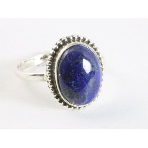 Bewerkte ovale zilveren ring met lapis lazuli - maat 18.5