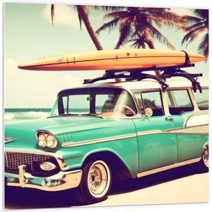 PVC Schuimplaat- Gele Surfplank op Dak van Blauwe Auto aan het Strand - 100x100 cm Foto op PVC Schuimplaat