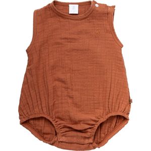 MXM Baby Romper crepe- Camel- Katoen- Mouwloos- Drukknopen- Oker- Maat 86