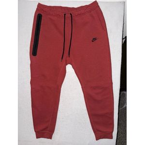 Nike Joggingsbroek - Herenbroek - Standard Fit - Taper Leg - Standaard Lengte - Donker Roze - M