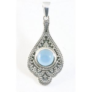 Bewerkte zilveren hanger met blauwe chalcedoon