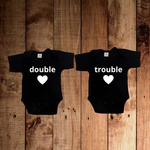 Rompers Tweeling Set – ""Double Trouble"" – Zwart – 100% Katoen – Kraamcadeau - maat 56