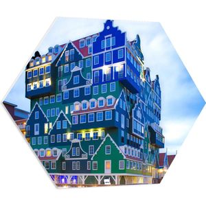 WallClassics - PVC Schuimplaat Hexagon - Groen met Blauwe Huizen op elkaar - Zaandam - 80x69.6 cm Foto op Hexagon (Met Ophangsysteem)