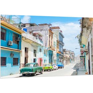 PVC Schuimplaat - Gekleurde Geparkeerde Auto's in Kleurrijke Straat - Cuba - 150x100 cm Foto op PVC Schuimplaat (Met Ophangsysteem)
