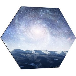 Dibond Hexagon - Felle Sterrenhemel boven Groot Berggebied - 70x60.9 cm Foto op Hexagon (Met Ophangsysteem)