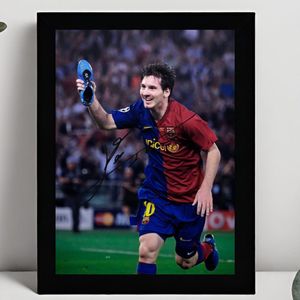 Lionel Messi Ingelijste Handtekening – 15 x 10cm In Klassiek Zwart Frame – Gedrukte handtekening – Paris Saint Germain - PSG - Voetbal - Football - FC Barcelona - Blue Shoe Goal Celebration
