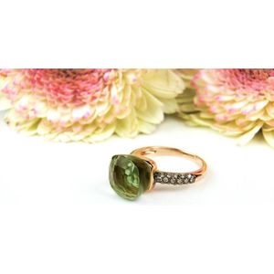 Ring in roos goud gezet met groene kwarts en bruine diamant