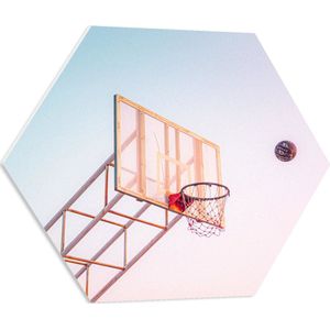 PVC Schuimplaat Hexagon - Bal Vallend in Basket onder Blauwe Lucht - 60x52.2 cm Foto op Hexagon (Met Ophangsysteem)