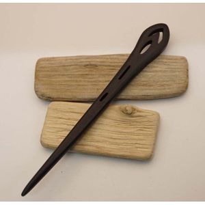 Zwarte houten haarstokje boven aan ovaal met siergaatjes - haarpin zwart - chique zwarte haarpin - elegante haarpin - modern haarpin - modieuse haarpin - zwarte haarpin - luxueus haarpin - Chinees haarpin - Japanse haarpin - Nederlandse haarpin