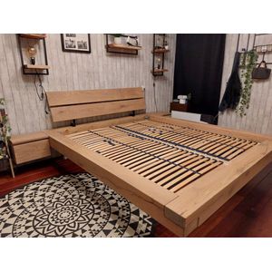 Zwevend eiken bed - Houten bed - 200 x 200 - itwee persoons bed - nachtkastje met lade en hoofdbord