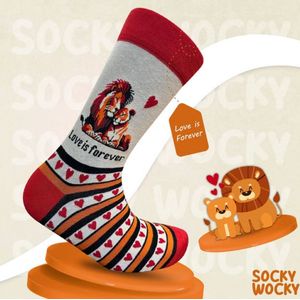 LOVE IS FOREVER - LIEFDE IS VOOR ALTIJD - 2 Pack - Grappige Sokken voor Mannen & Vrouwen - One Size (37-44) Socks - Humorvolle Huissokken - Geschenk voor Heren, Dames, Vader, Moeder, Vriendin, Zus, Oma - Cadeau SOCKY WOCKY