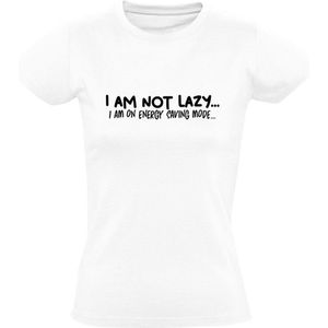 I am not lazy… I am on energy saving mode… | Dames T-shirt | Wit | Ik ben niet lui... ik sta in de energiebesparende modus… | Energie | Slaap | Relax | Vakantie | Humor