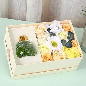 Geurstokje - Kunstbloemen - Geschenkset vrouwen - Rozen van geurige zeep - Zeep - Valentijn cadeau - Valentijn cadeautje voor haar - Valentijn - Cadeau - Geschenk - Verjaardag - Moederdag - Moederdag cadeautje - Inclusief kaar