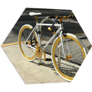 PVC Schuimplaat Hexagon - Geparkeerde Witte Fiets met Gele Details - 80x69.6 cm Foto op Hexagon (Met Ophangsysteem)