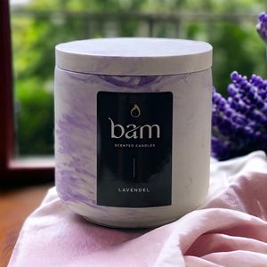 BAM Lavendel geurkaars met houten wiek in een paars gemarmerd handmade potje - 35 branduren (140g) - cadeautip - geschenk - vegan