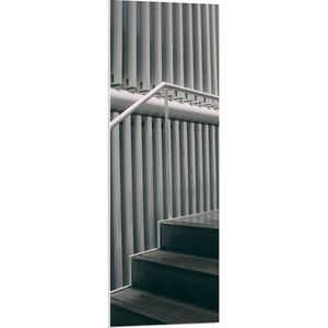 PVC Schuimplaat- Metalen Trap met Witte Leuning langs Gestreepte Muur - 40x120 cm Foto op PVC Schuimplaat