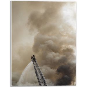 PVC Schuimplaat - Brandweerman in Actie bij Grote Rookwolk - 30x40 cm Foto op PVC Schuimplaat (Met Ophangsysteem)