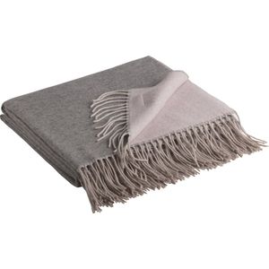 Venosa; hoge kwaliteit kasjmier plaid. Een dubbel weefsel; elke kant een andere kleur. In een zachte roze en licht grijze tint.