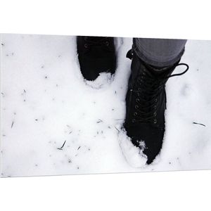 PVC Schuimplaat - Zwarte Laarzen in de Sneeuw - 150x100 cm Foto op PVC Schuimplaat (Met Ophangsysteem)