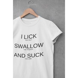 Shirt - I lick swallow and suck - Wurban Wear | Grappig shirt | Leuk cadeau | Unisex tshirt | Moederdag | Meme shirt | Dirty shirt | Wit