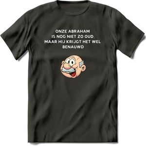 Onze abraham is nog niet zo oud T-Shirt | Grappig Abraham 50 Jaar Verjaardag Kleding Cadeau | Dames – Heren - Donker Grijs - XXL