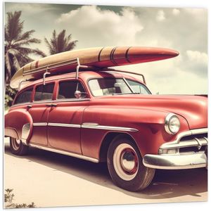 PVC Schuimplaat - Houten Surfplank op Dak van Rode Auto aan het Strand - 100x100 cm Foto op PVC Schuimplaat (Met Ophangsysteem)