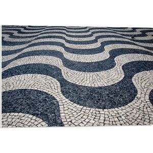 PVC Schuimplaat- Straat met Blauwe Witte tegels in Mooi Patroon - 75x50 cm Foto op PVC Schuimplaat