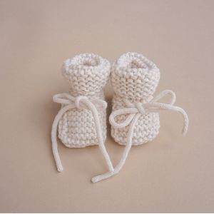 Babyslofjes | Gebreide Babyslofjes | Babysokjes | Babyslofjes wol | Babyslofjes newborn | Kraamcadeau | Ecru | Ivy and Soof