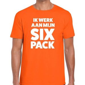 Ik werk aan mijn SIX Pack tekst t-shirt oranje heren - heren shirt Ik werk aan mijn SIX Pack - oranje kleding S