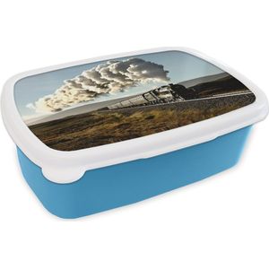 Broodtrommel Blauw - Lunchbox - Brooddoos - Een stoomlocomotief die door een robuust landschap rijdt - 18x12x6 cm - Kinderen - Jongen