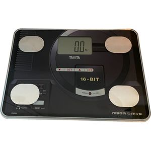 TANITA Lichaamsanalyse Weegschaal – SEGA Mega Drive Limited Edition – 10 metingen - 5 gebruikers + gastmodus – 4 batterijen inbegrepen – 16-BIT Retro Design