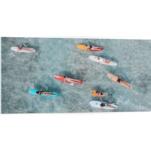 PVC Schuimplaat- Bovenaanzicht van Groep Surfers op Verschillende Kleuren Planken - 100x50 cm Foto op PVC Schuimplaat