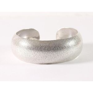 Brede gematteerde zilveren klemarmband