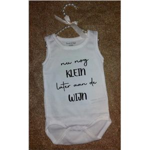 Bedrukt rompertje met tekst nu nog klein maar later aan de wijn, Rompertje, Baby, Babyshower, Rompertje zonder mouwen