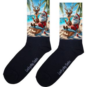 Kerstsokken - Kerstcadeau - Kerstman Strand sokken - December Kado - Grappige sokken - Leuke sokken - Vrolijke sokken - Kerst Cadeau sokken - LuckyDay Socks - Sokken waar je vrolijk van wordt - Maat 37-44