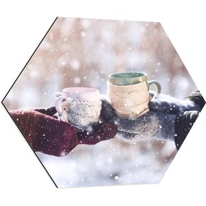 Dibond Hexagon - Sneeuw - Winter - Mokken - Handschoenen - Koud - 70x60.9 cm Foto op Hexagon (Met Ophangsysteem)