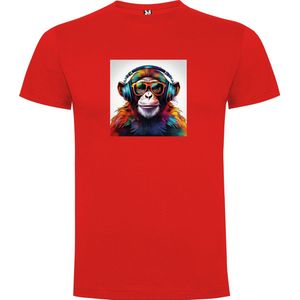 Rood T-Shirt met “ Kleurrijke Chimpansee met Bril en Koptelefoon“ Print Full Color maat 104 / 3/4 jaar