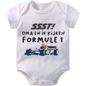 Hospitrix Baby Rompertje met Tekst ""SSST! Oma en ik kijken Formule 1"" R7 - Maat S - 0-3 maanden - 50/56 - go max - Korte Mouw - Cadeau - Zwangerschap - Aankondiging - Verstappen - Romper