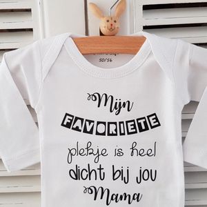 Rompertje baby tekst cadeau eerste moederdag Mijn favoriete plekje is heel dicht bij jou mama | Lange mouw | wit | maat 74/80 bekendmaking zwangerschap aanstaande baby jongen meisje unisex