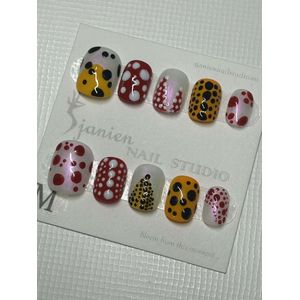 Sjanien Nail Studio Yayoi Kusama-stijl Puntige Kort Vierkante en Rondevormige Nepnagels MAAT M