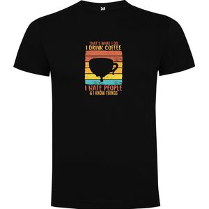 Zwart T-Shirt met Kleurrijke print “ What I Do I Drink Coffee I know things and hate people – Ik Drink Koffie en weet dingen “ Print Full Color Maat S